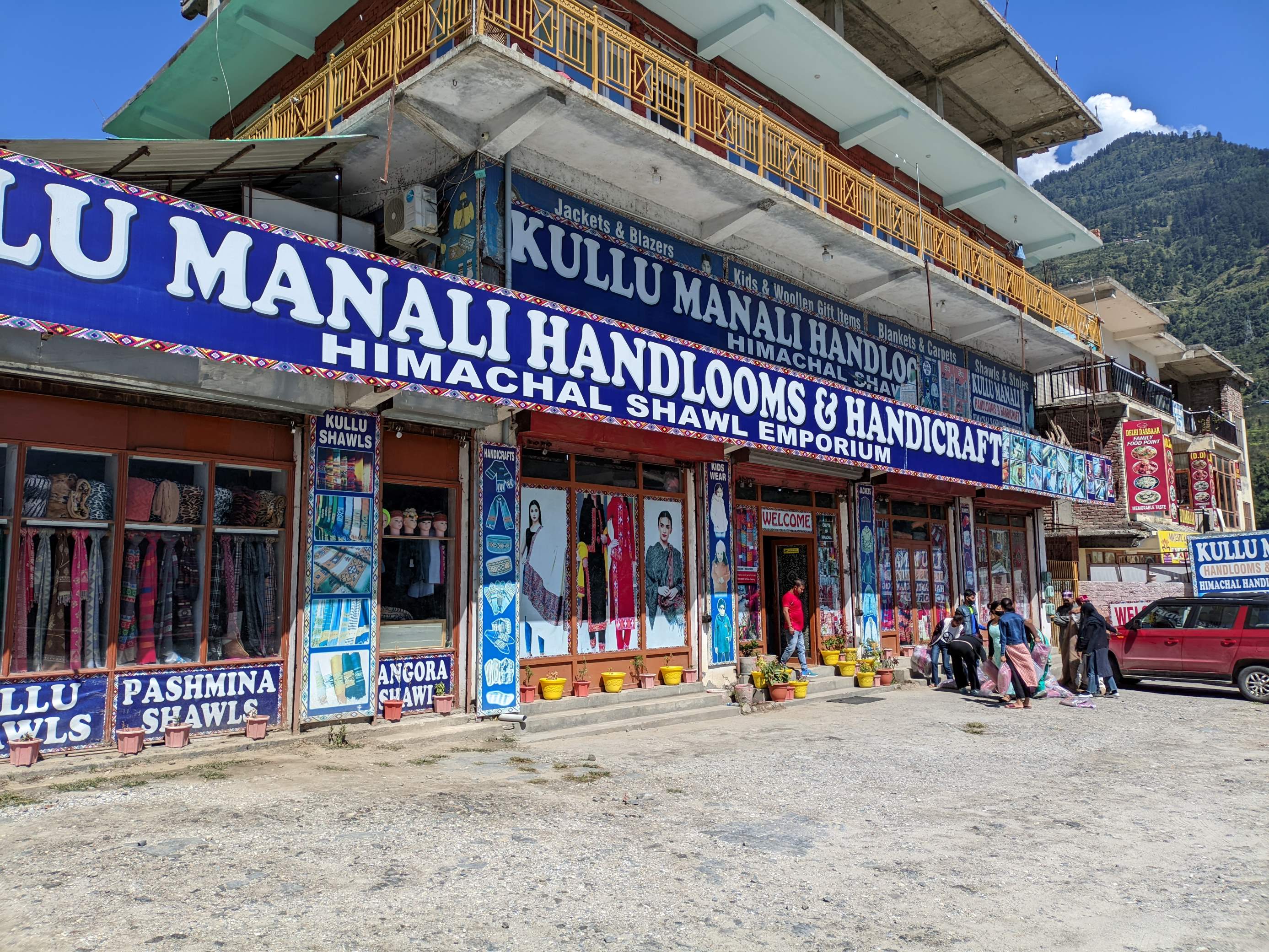 Om Kullu Shawl Factory